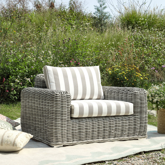 Matilda Sage Green Scallop Border Indoor Outdoor Handwoven Rug