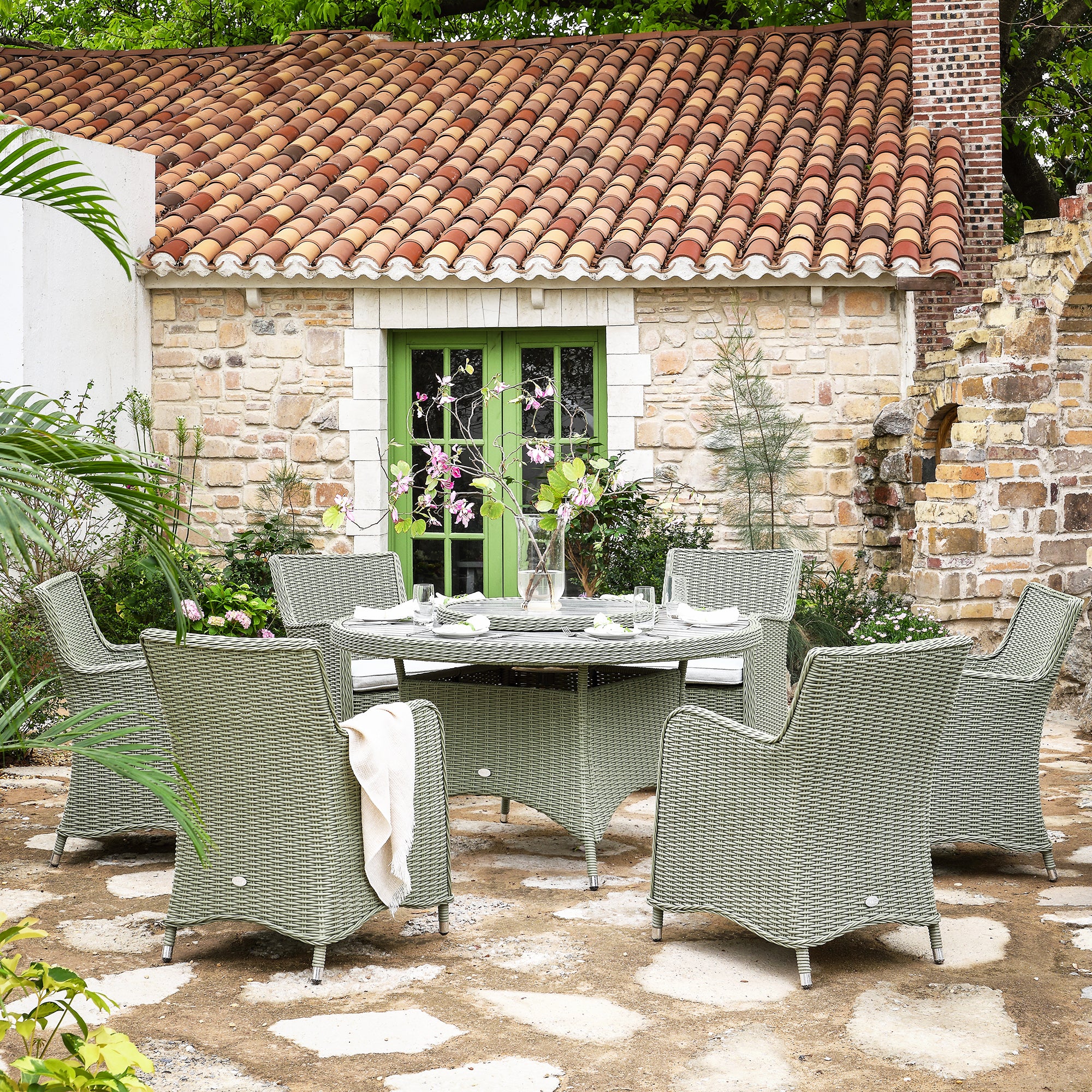 Hampshire 6-Seater Round Rattan Dining Set with Lazy Susan in