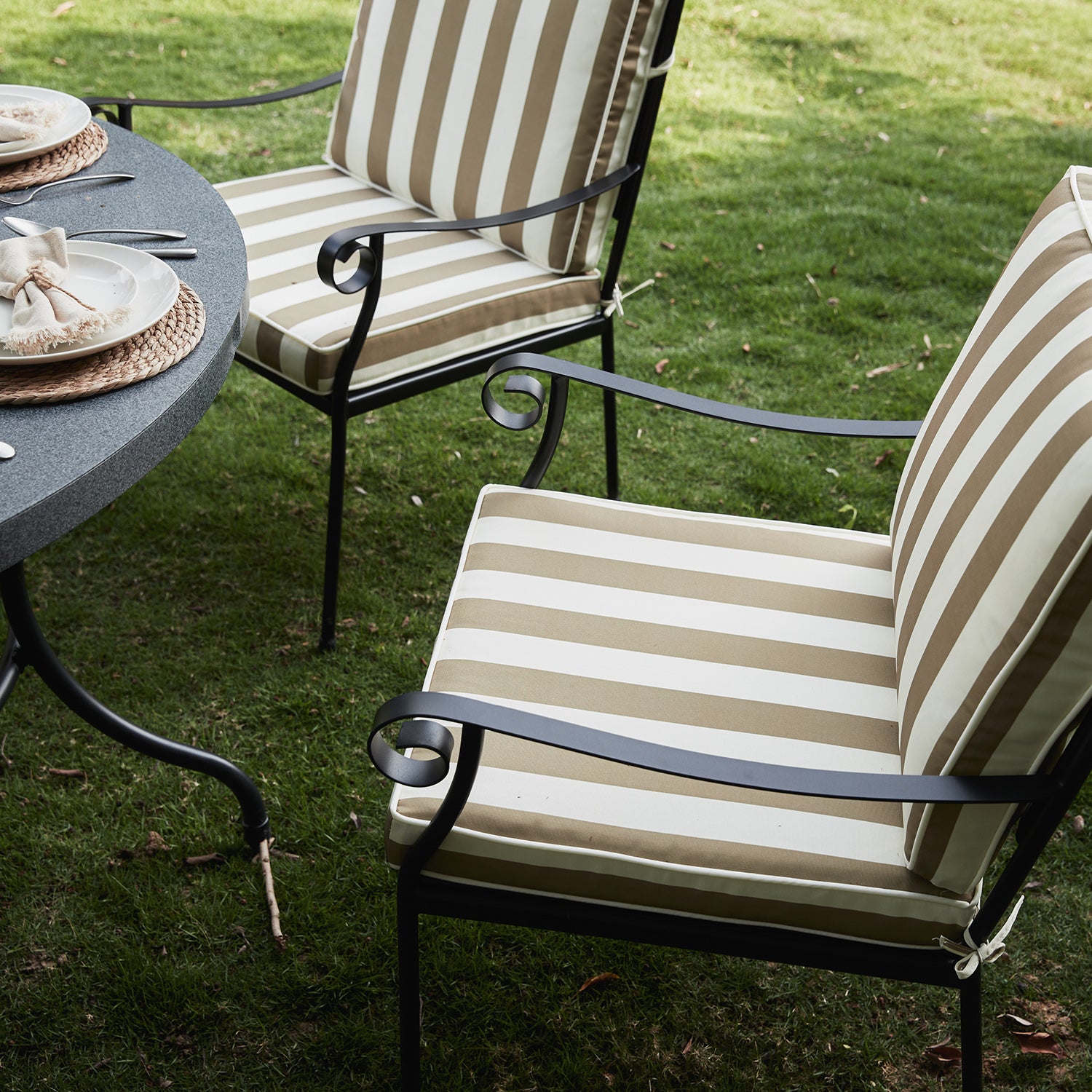 Haymes Indoor and Outdoor Metal 6-Seater Round Dining Set, Khaki Stripe