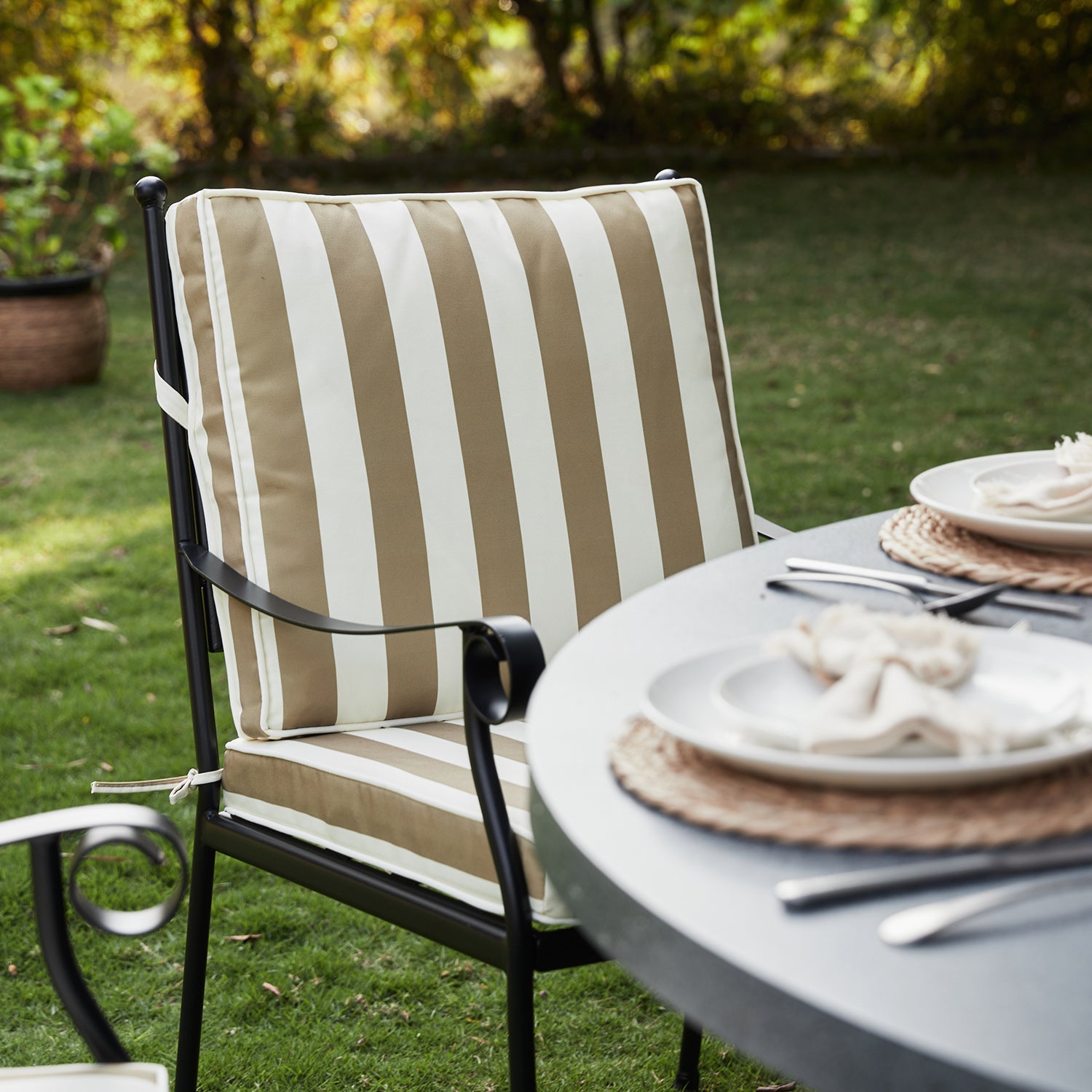 Haymes Indoor and Outdoor Metal 6-Seater Round Dining Set, Khaki Stripe