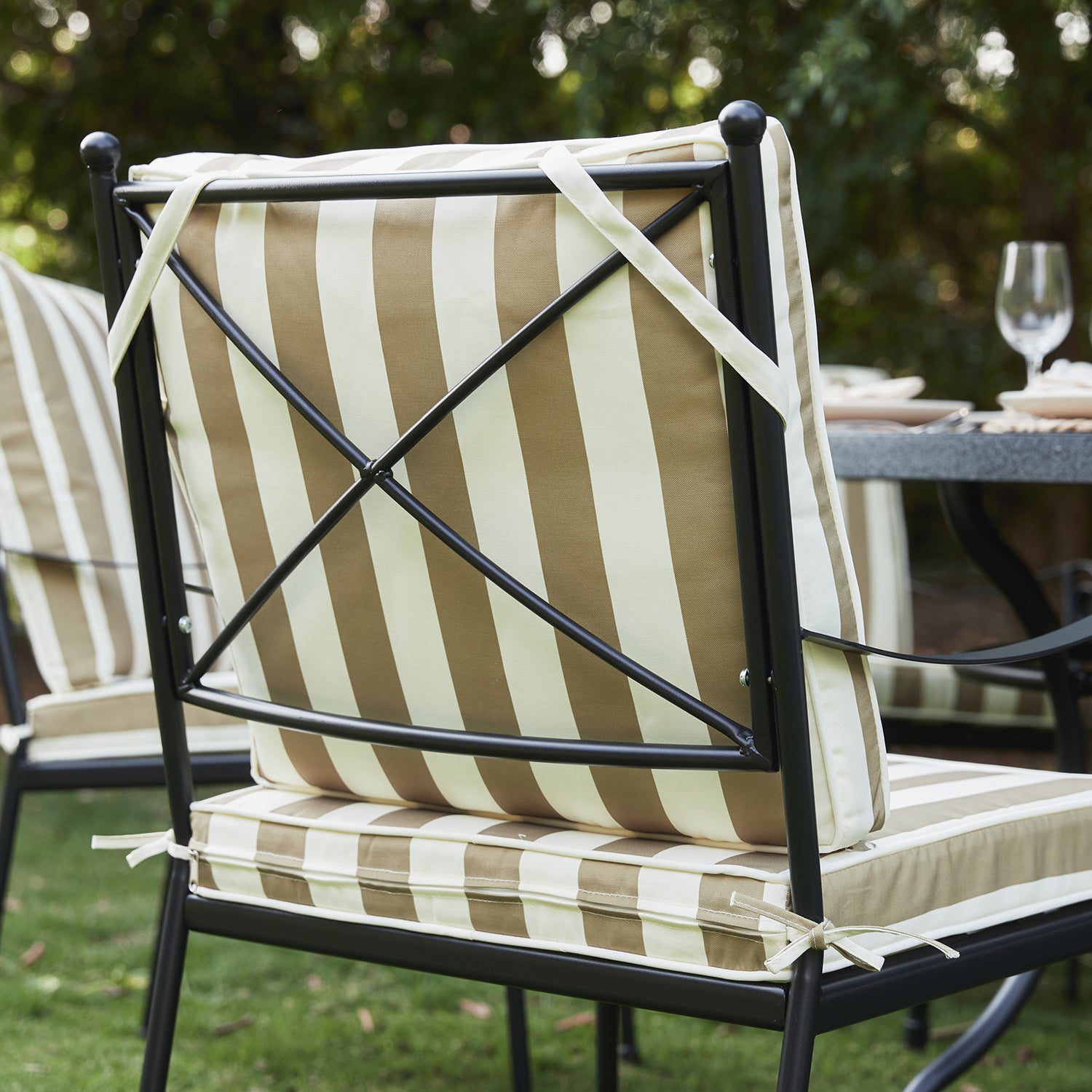 Haymes Indoor and Outdoor Metal 6-Seater Round Dining Set, Khaki Stripe
