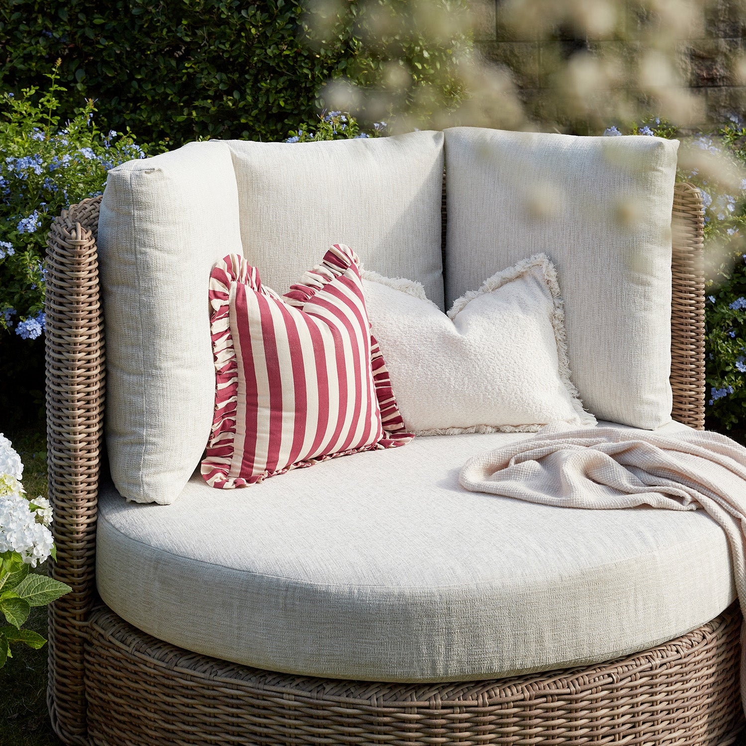 Bellagio Round Wicker Swivel Daybed, Natural