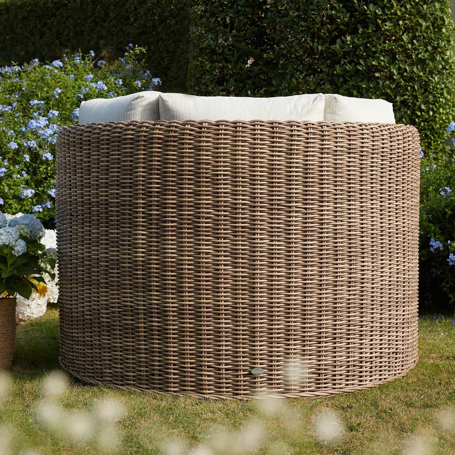 Bellagio Round Wicker Swivel Daybed, Natural