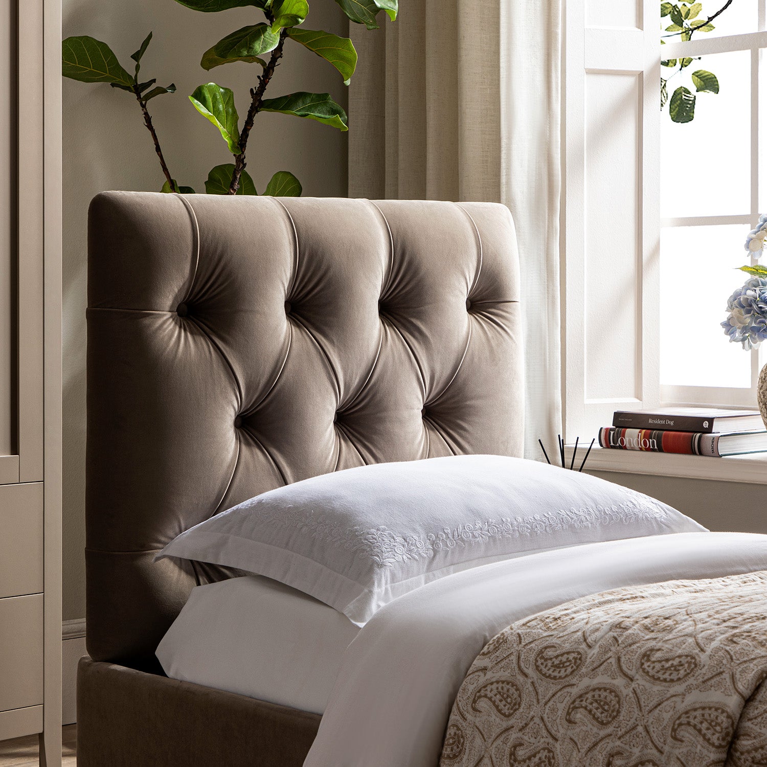 Portland Single Buttoned Fold-Out Bed in Ottoman, Mink Velvet